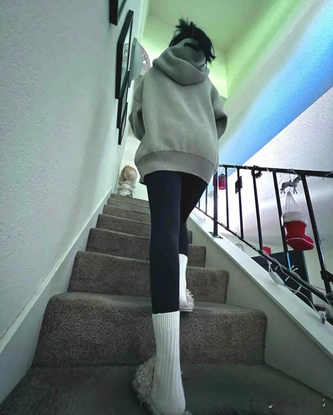 有一种斩男穿搭叫：瑜伽裤配白袜