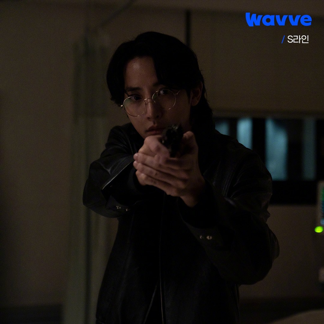 Wavve新剧S-line 公开李洙赫[超话] 剧照。该剧改编自同名网漫，讲述有