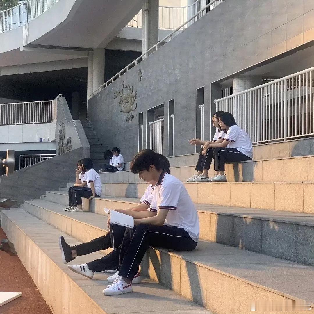 宋威龙泉州广告拍摄路透，这和凌霄到底有什么区别27岁的宋威龙回去拍广告，以家人之