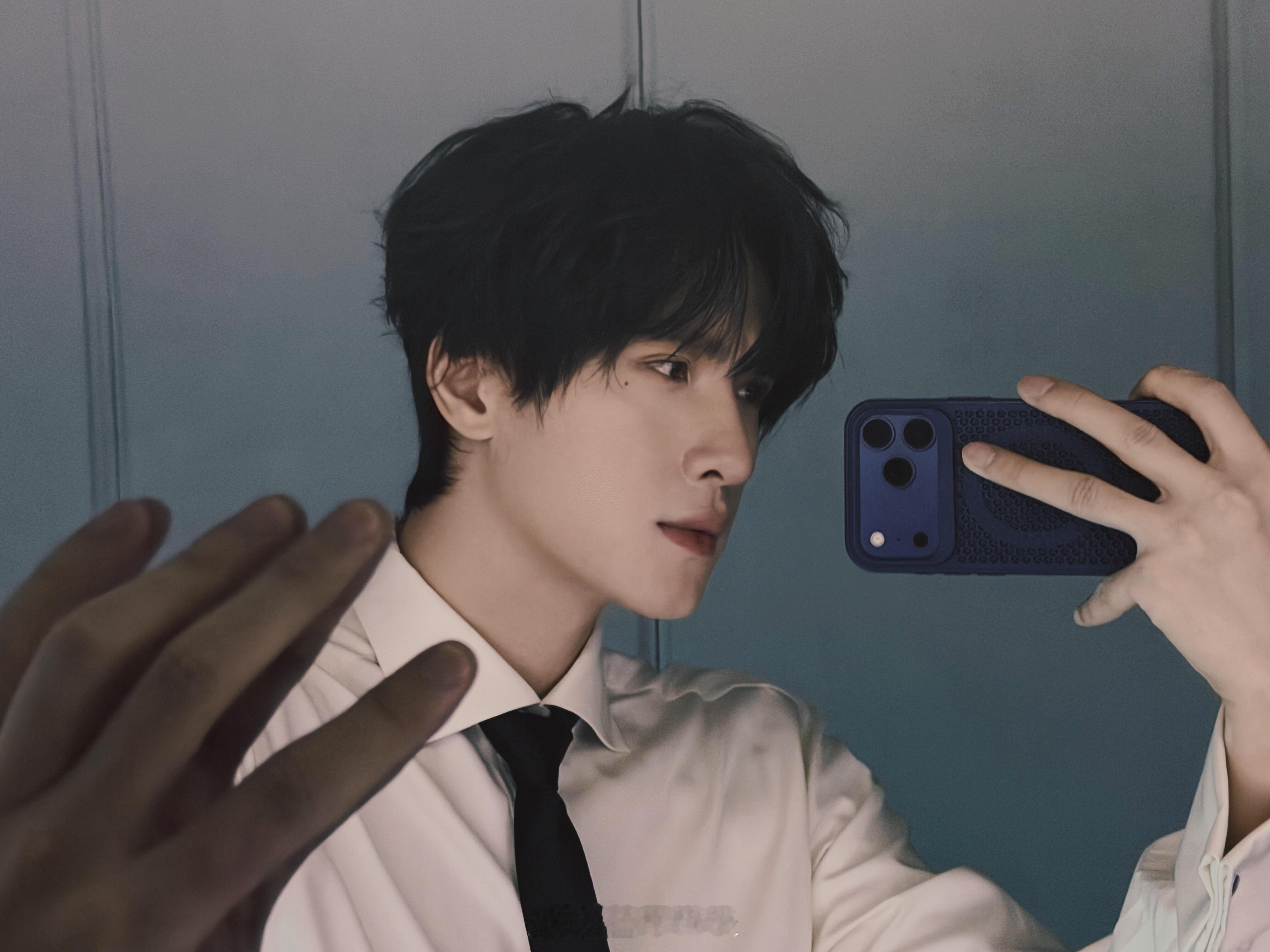 展轩今日份营业，白衬衫自拍帅的太犯规啦