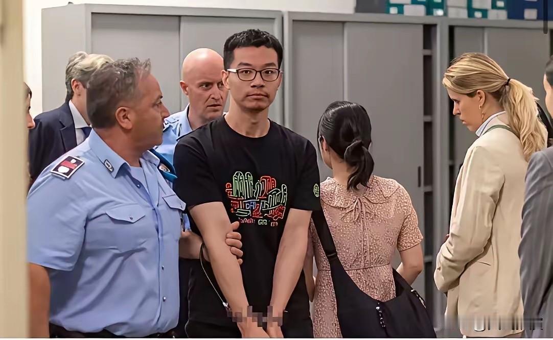 【徐泽伟给我们很多的教训】

中国工程师徐泽伟，在意大利被无故扣留，还要被引渡到