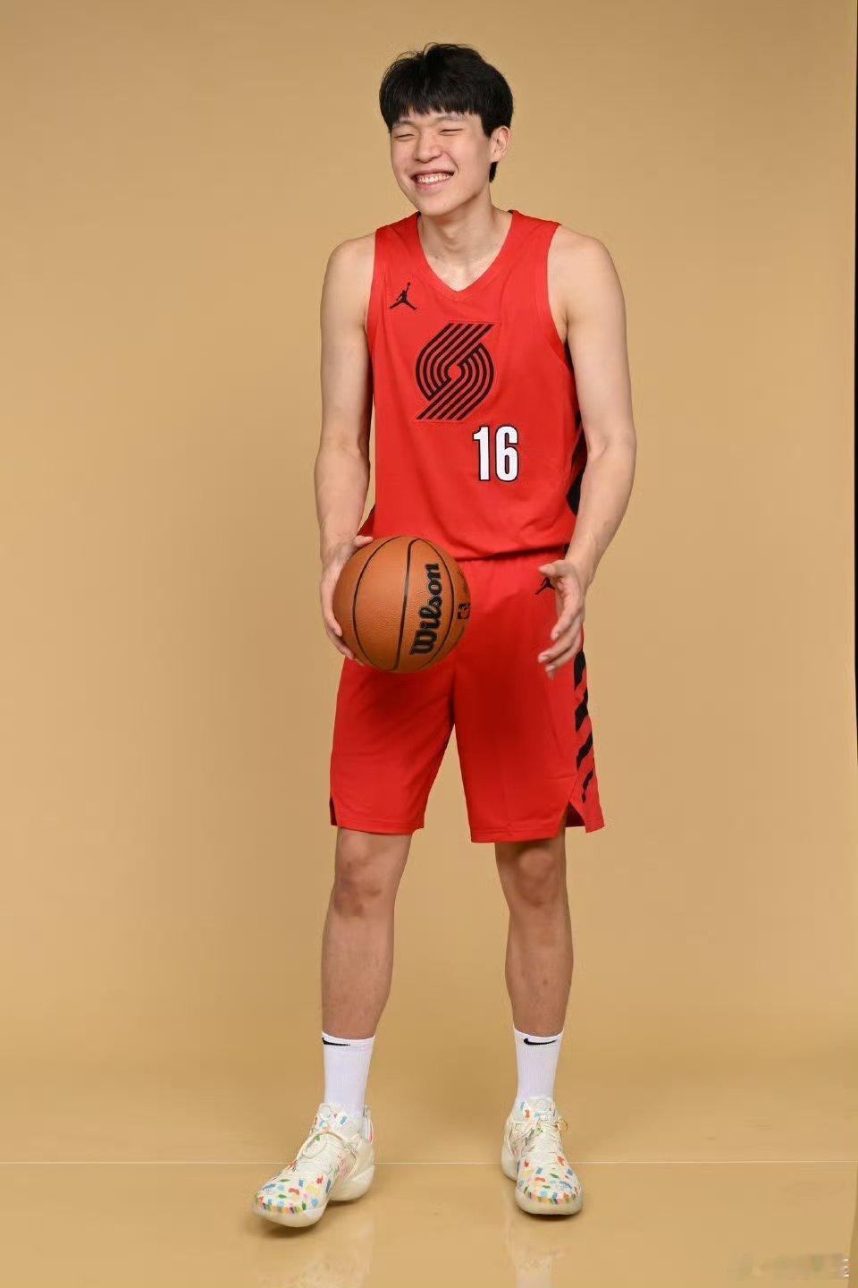 今天开拓者队不错，最后时刻给了杨瀚森三次进攻机会。遗憾的是，小杨一次空位三分不中