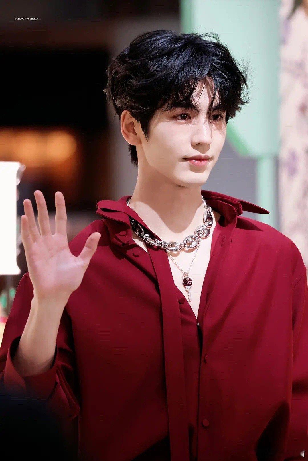 这哪里就是张凌赫了？他的脸什么时候这么小了？ ​​​