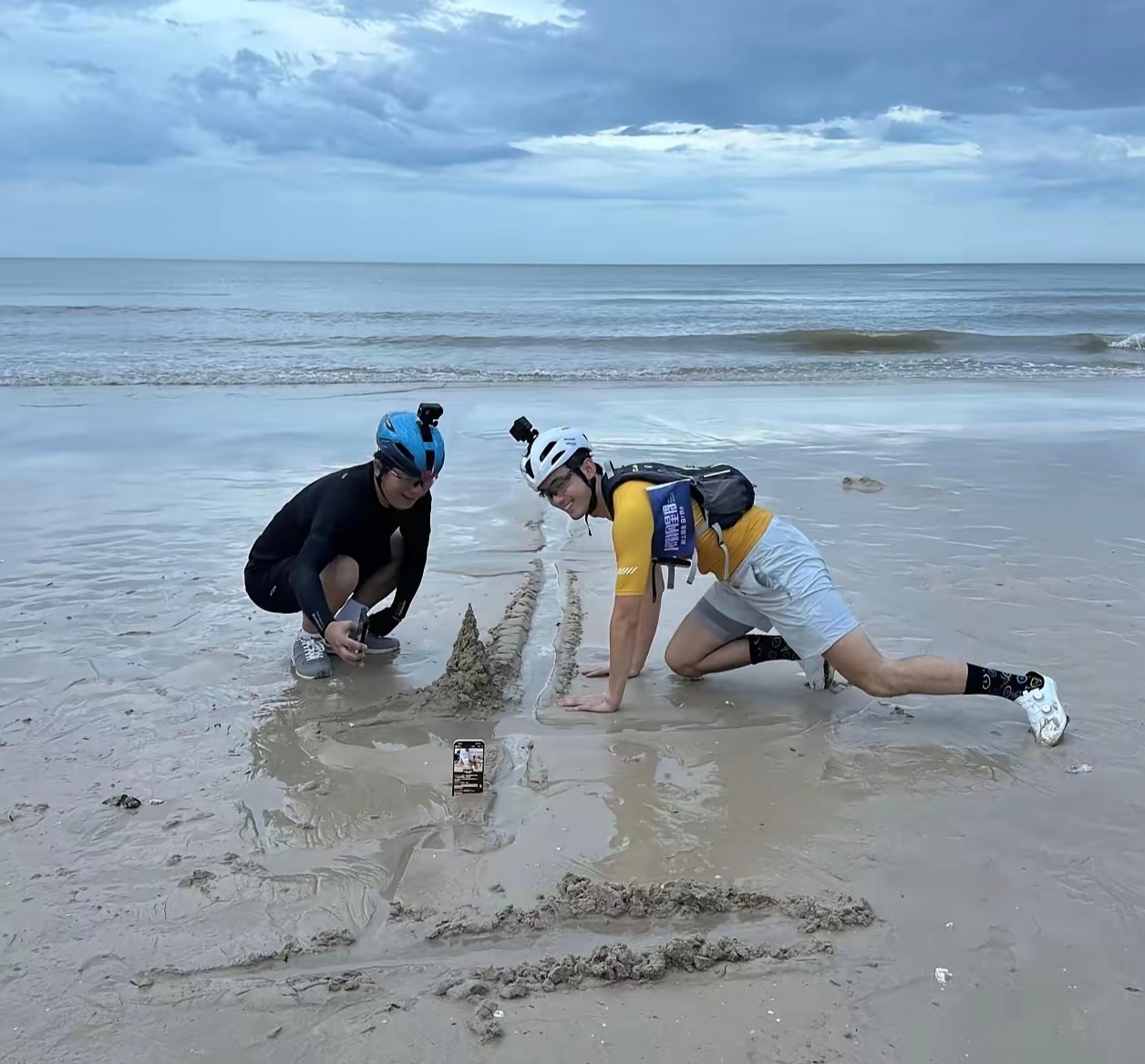 黄渤吴磊现身海南，两人一边骑车，还一边直播，还去海边玩沙子了！没想到他俩关系这么