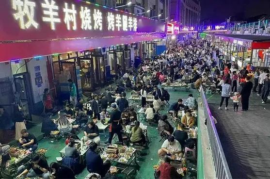 上周，我们大学同学聚会，特意选在山东淄博去吃烧烤，一行10个人，点了上千串烧烤，