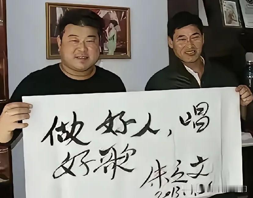 为什么朱之文敢拿起笔秀书法?

朱之文就是靠着名人的光环去秀所谓的书法，严格意义