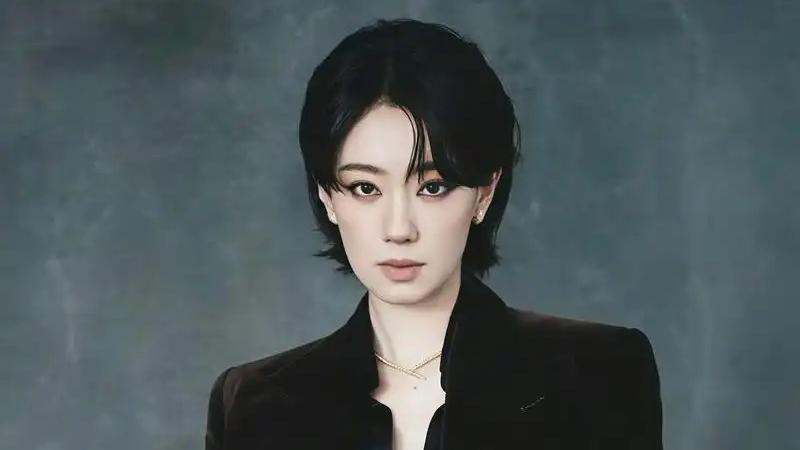 当张小斐在新剧《暗夜玫瑰》中叼着烟踏出雨幕的瞬间，全网弹幕集体沸腾——“这哪是抽