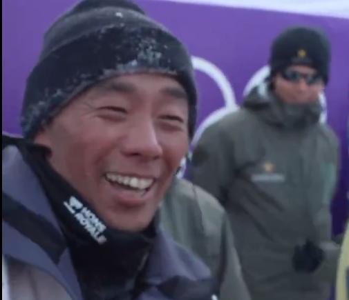 日本单板滑雪教练佐藤康弘真是一个传奇，他同时带了两个单板滑雪运动员在这次米兰冬奥