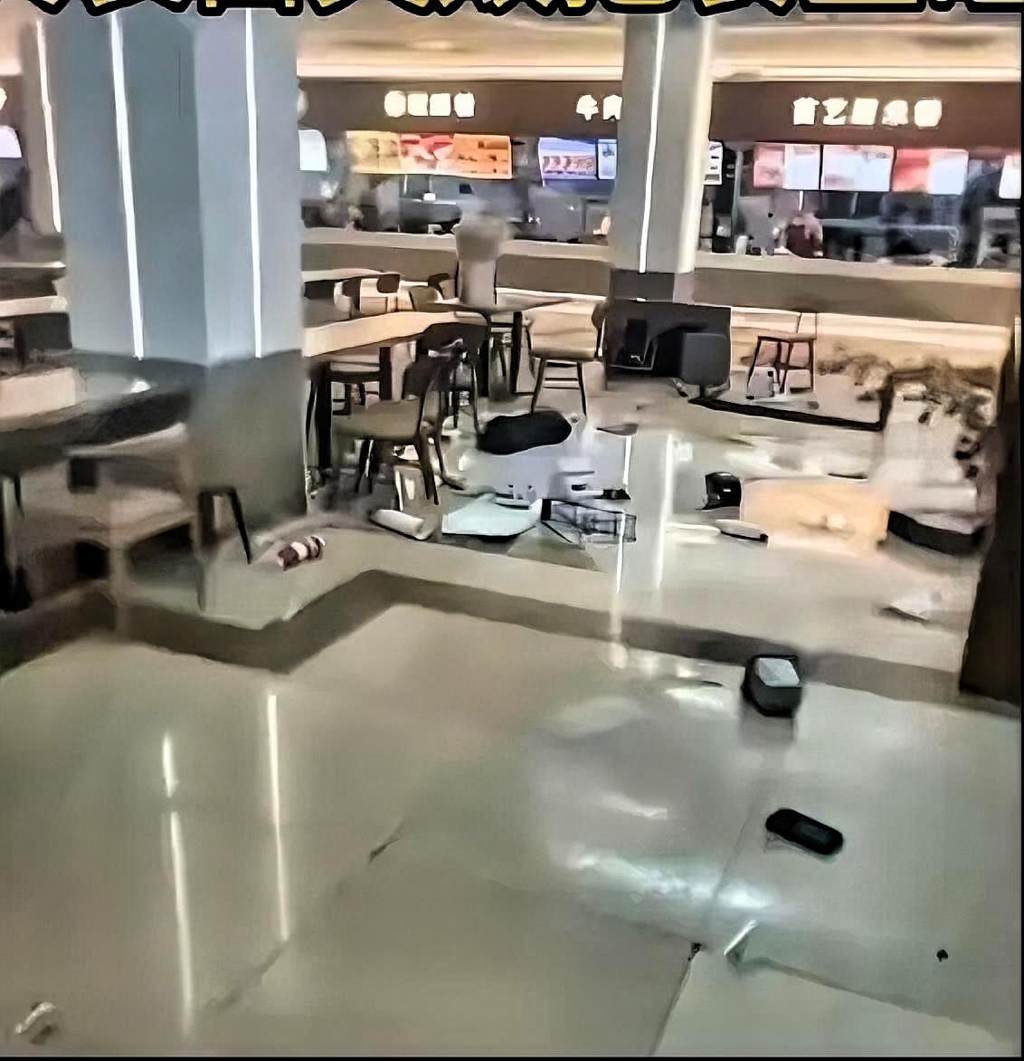 万万没想到，
吉林某大学以这种离谱方式火了。
男同学抱着花在食堂当众表白，女生没