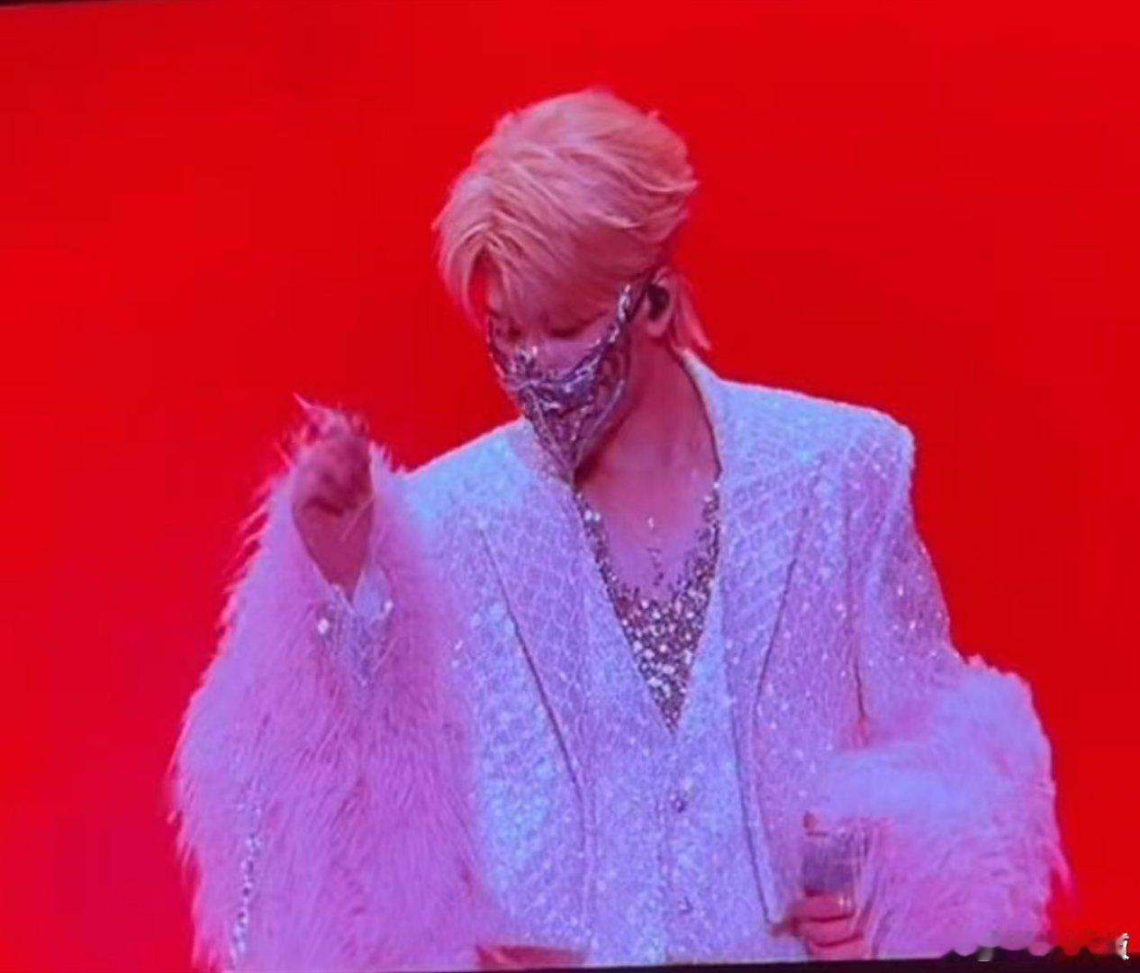 严浩翔半脸面具严浩翔solo舞台妆造严浩翔solo舞台妆造，半脸面具，