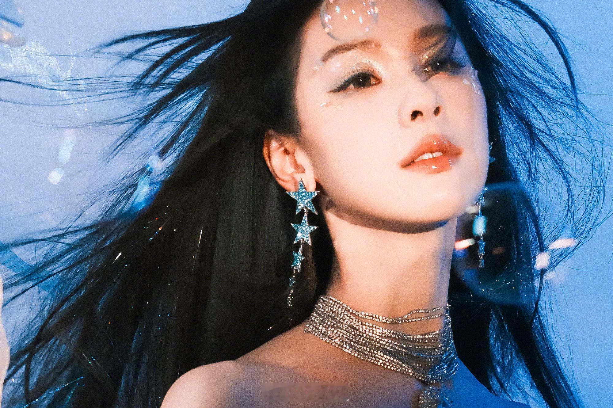 陈都灵深海公主谁懂啊！这组蓝色氛围感大片一出来，直接美到原地螺旋升天！一袭抹胸冰