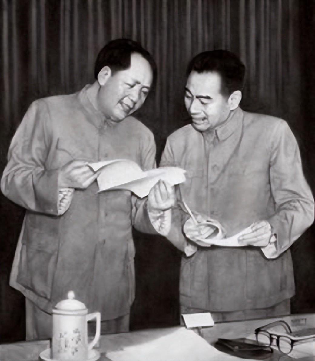 1971年，毛主席想买“的确良”裤子的生产技术，华国锋怎么执行的

“1971年
