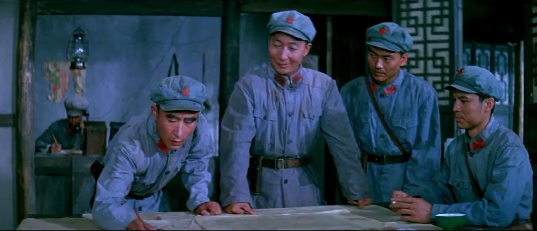 我们还是回顾八十年代初拍摄的老片子吧！我们去看古月老师和唐老师的世纪同框，看陈佩