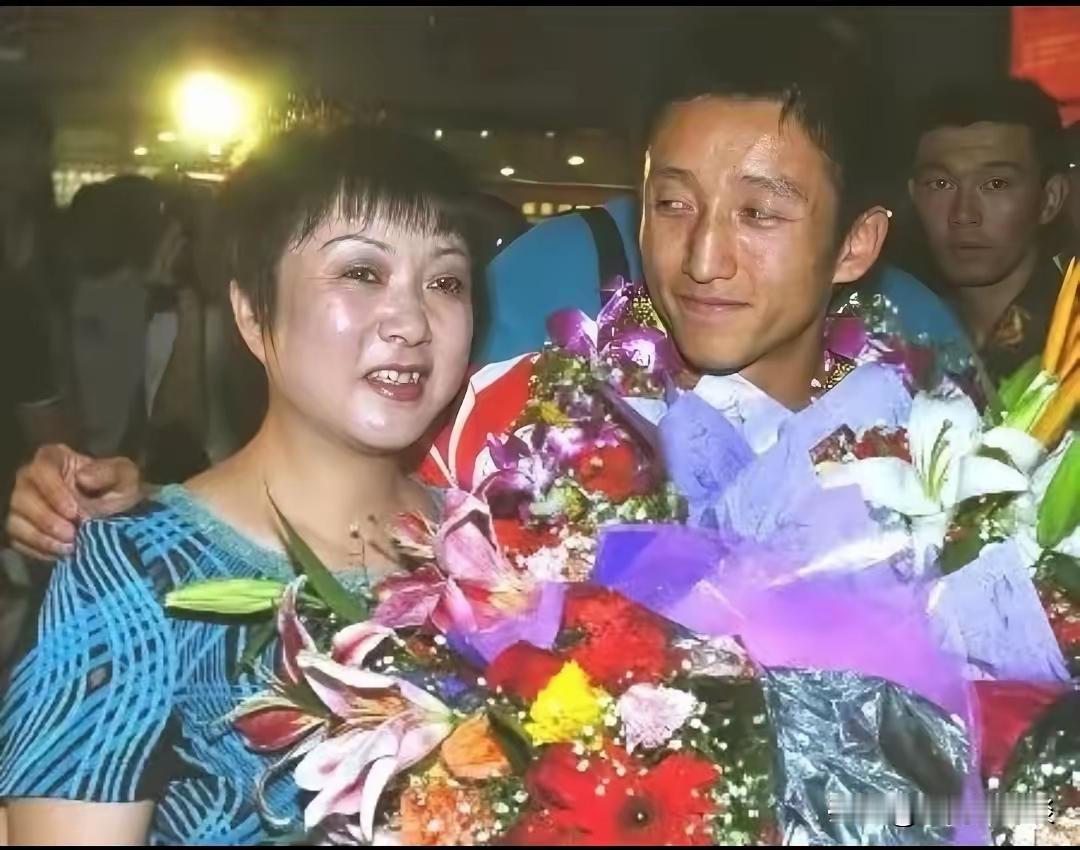45岁拳王复出背后：创业亏2亿、左眼近乎失明，他还能扛多久？
最近刷到邹市明要复