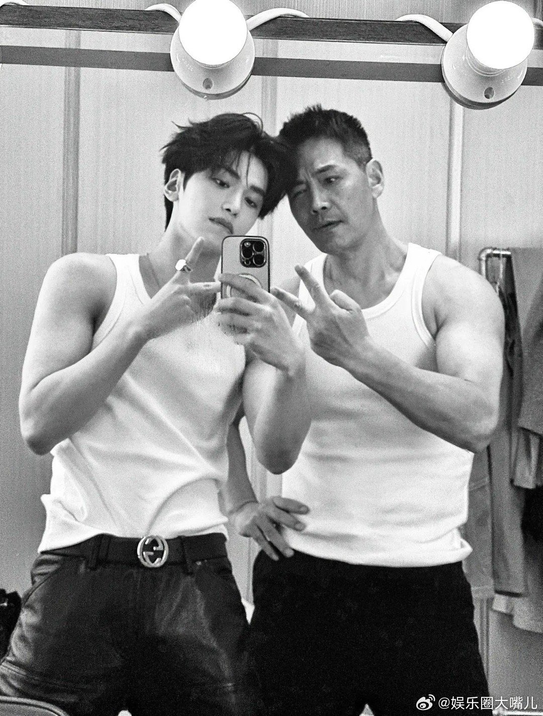 邵兵亲了邵子恒一口 邵子恒看到惊喜嘉宾是爸爸时，脸上的笑容藏都藏不住。邵兵上来就