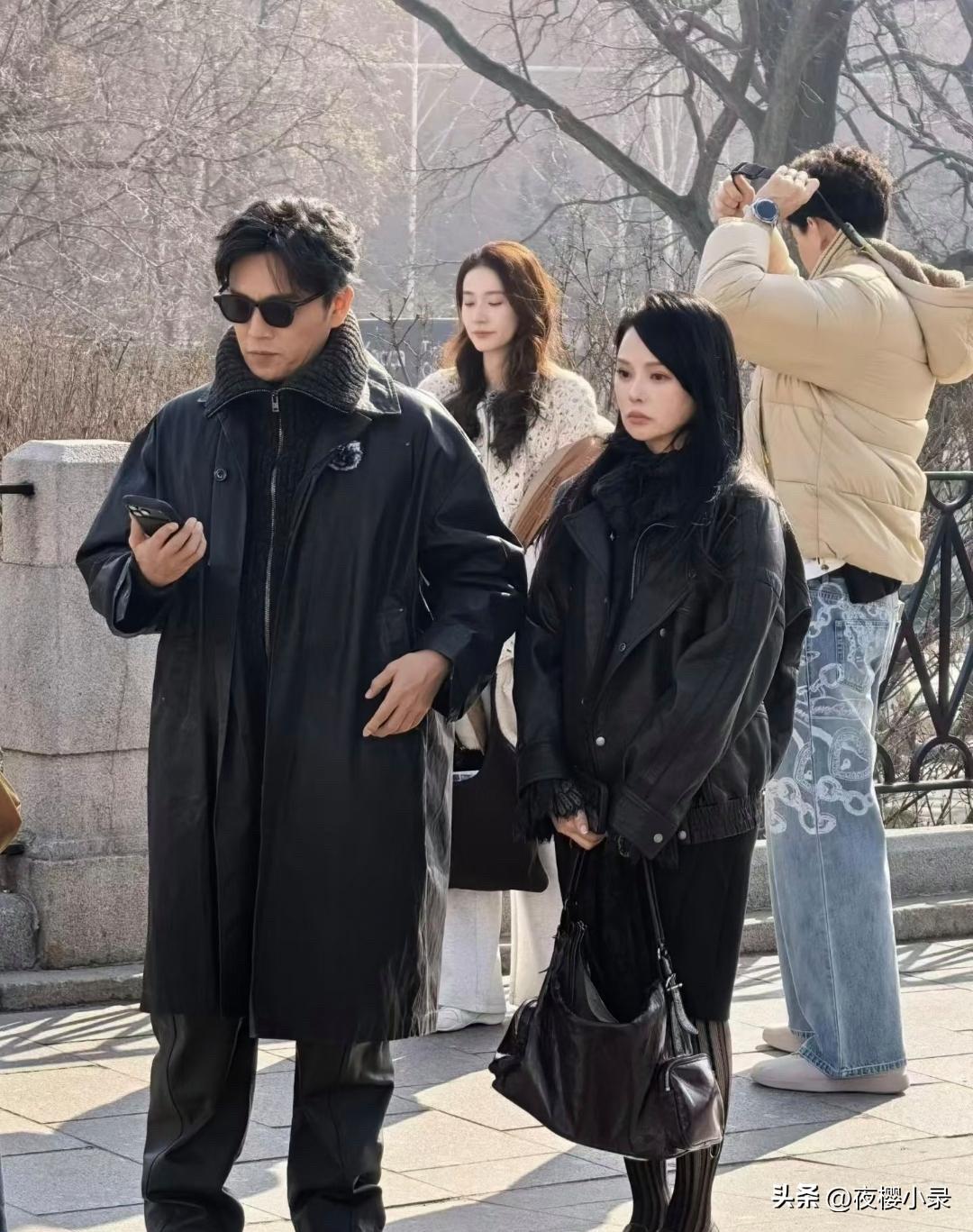 48岁秦昊和老婆伊能静现身莫斯科旅游，夫妻俩打扮贵气十足，穿着黑色皮衣好酷炫。伊