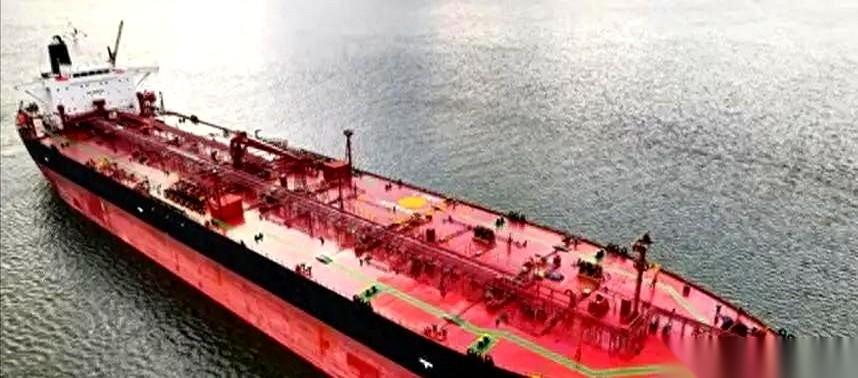 一艘满载60万桶伊朗原油的油轮“平顺号”，已经开到了印度古吉拉特邦的港口外，隔着