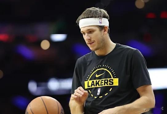 依旧不打！里弗斯继续缺席今日对阵尼克斯队的比赛！

今天，湖人队继续自己的客场之