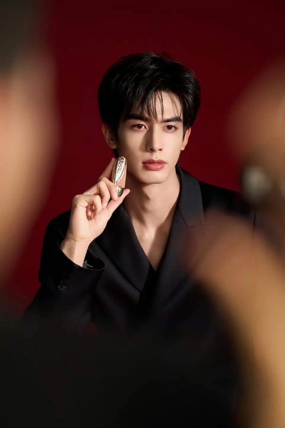 宋威龙娇兰的💄图 状态太好了好帅啊浓颜系的脸特别适合彩妆 为品牌增色不少[送花