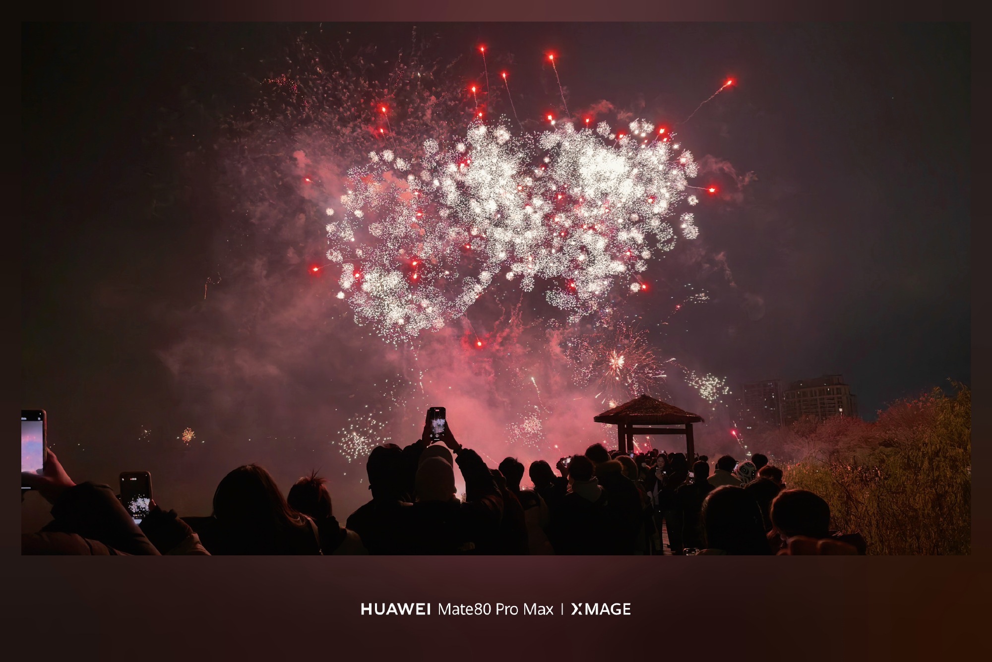 你是不是也经历过，明明信号满格，页面却一直转圈。人一多的地方就这样，像跨年现场、