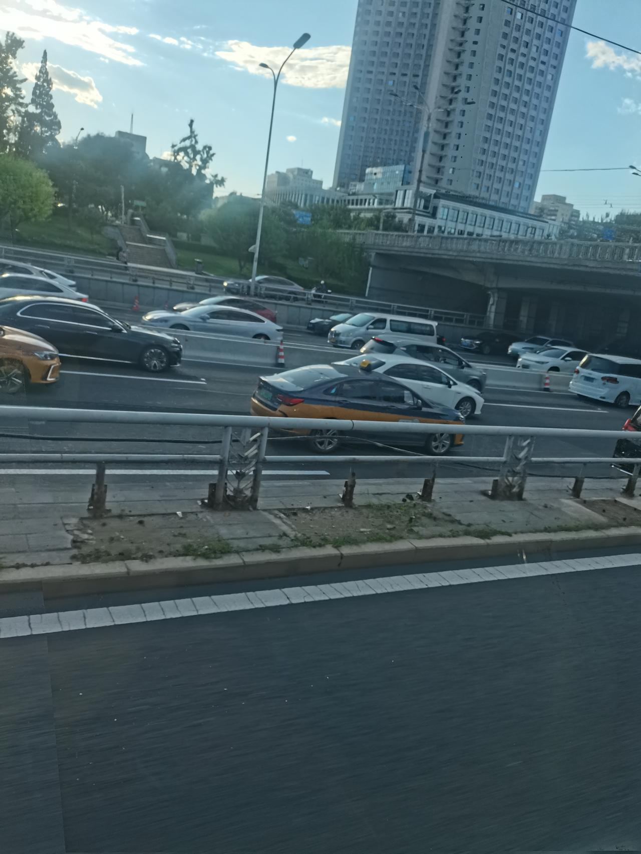 还有多少用工单位遵守劳动法随着00后的工作，少部分不遵守劳动法的用工单位，在00