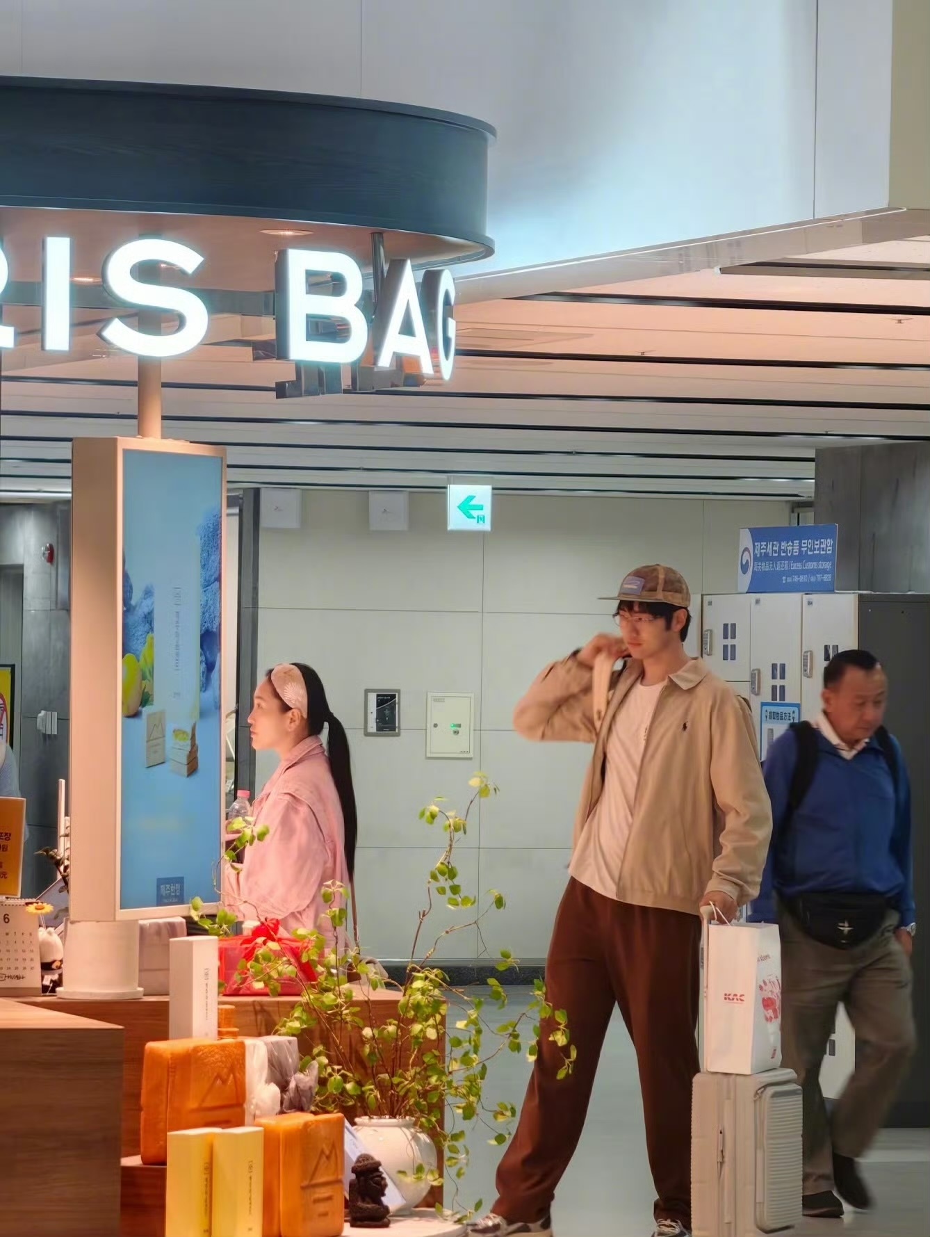 济州岛机场偶遇金莎孙丞潇网友济州岛机场偶遇金莎孙丞潇，姐姐和潇潇这个身高差有点好