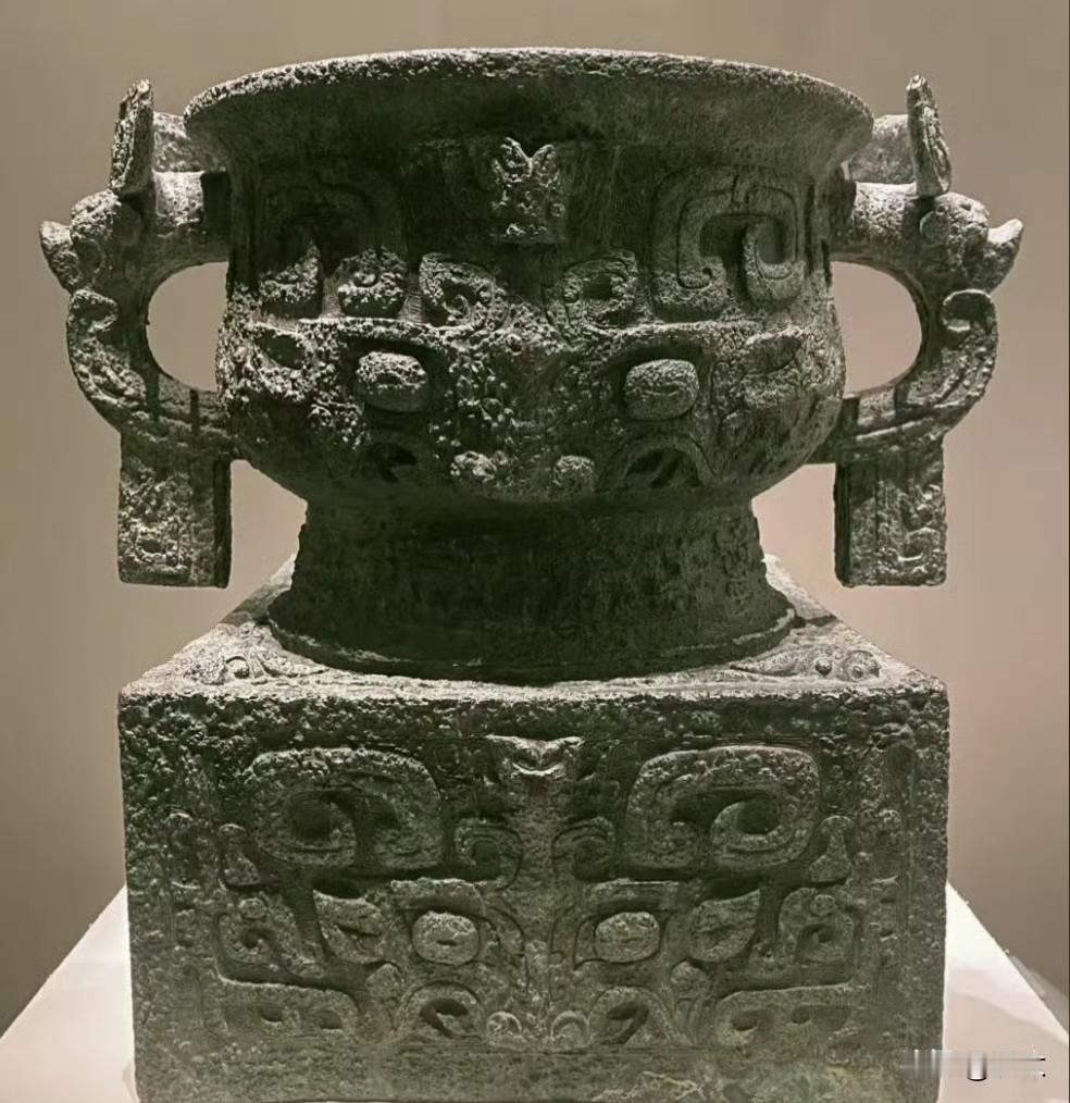 西周第一王是谁？西周第一王必须是周武王。沅汰博物馆 

因为商是武王灭的，周是武