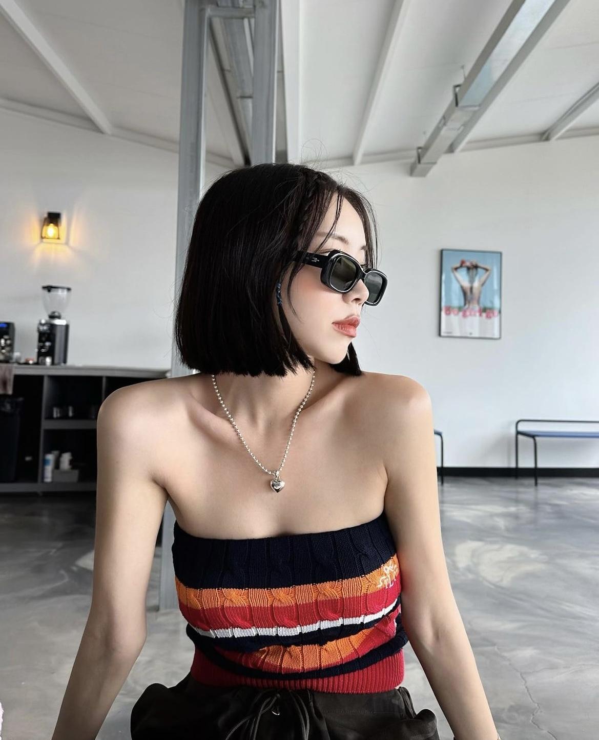 真的超喜欢吊带，红黑色条纹吊带衫搭配军绿色工装裤，这才是秋季的韩系穿搭正确打开方