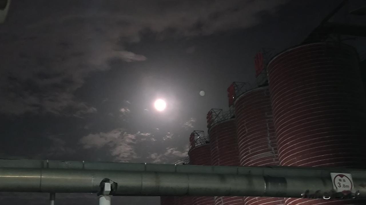 给大家分享我拍的一张城市夜晚照片。照片里是深夜十一点的街道，此时城市褪去喧嚣，像