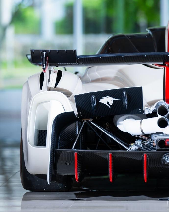 全球仅限量 30 辆的 Huayra R，是一款纯粹且绝不妥协的机械杰作，它的性