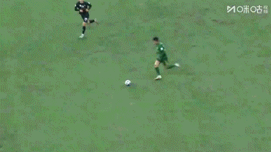 咱就说麦克阿瑟这支球队真的就是鱼腩，你看他的守门员多么业余，在禁区外手球
犯规，