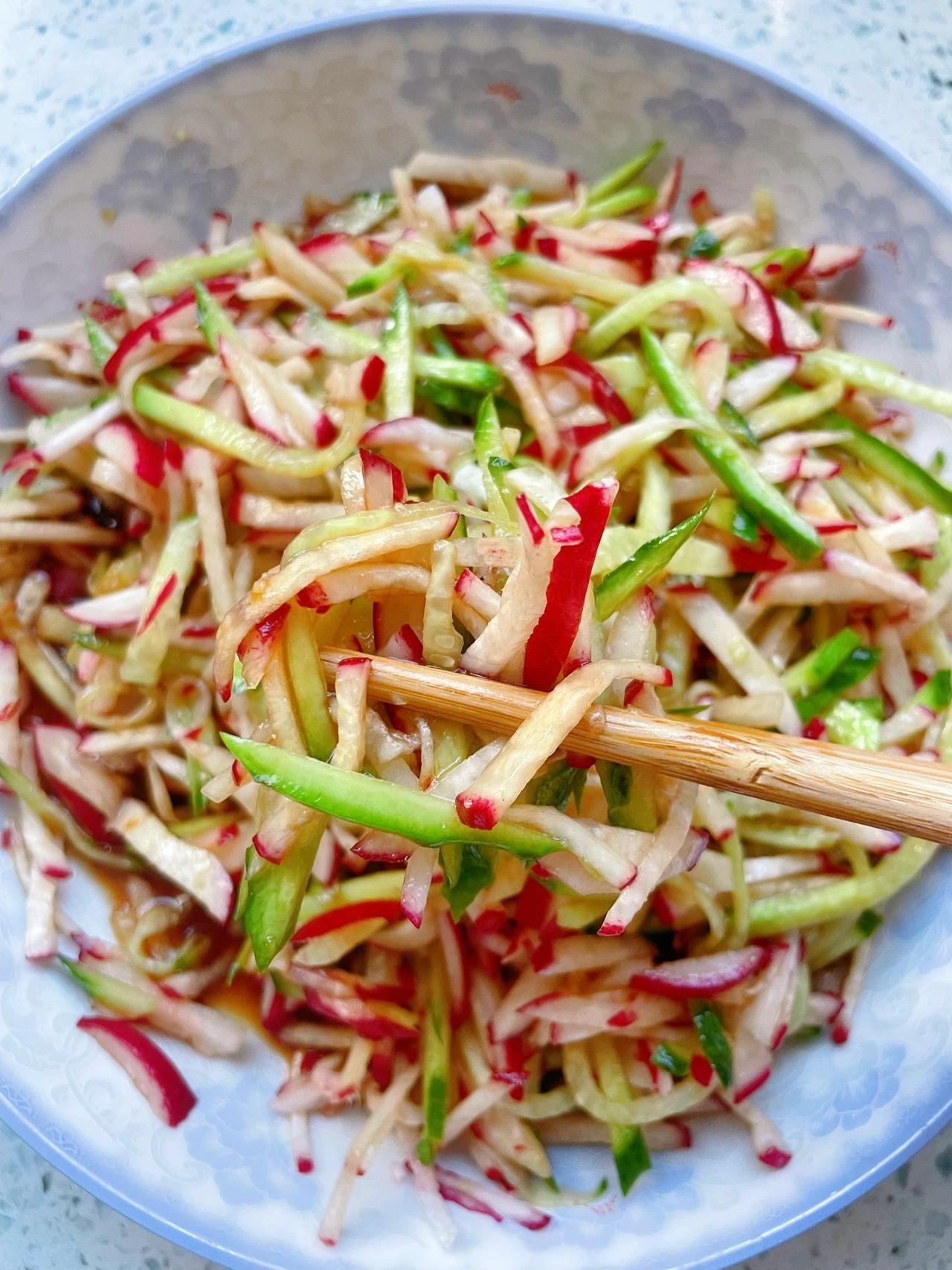 黄瓜拌萝卜，开胃又解暑！
夏日炎炎，餐桌上缺不了凉菜，这道很好吃，快试试看！
酸