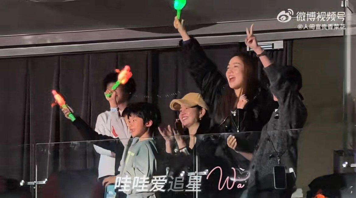 陈妍希谢楠带孩子看陆虎演唱会谢楠陈妍希带孩子看陆虎演唱会辣妈组合带娃打卡陆虎演唱
