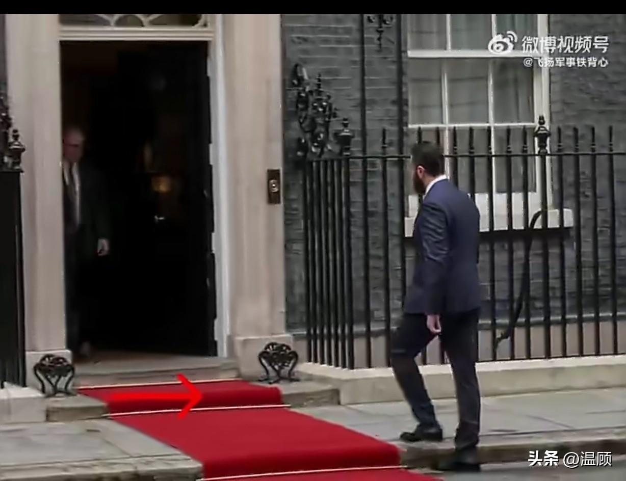 叙利亚总统朱拉尼在伦敦与英国首相斯塔默会晤时，因对英方接待方式极度不满，刻意拒绝