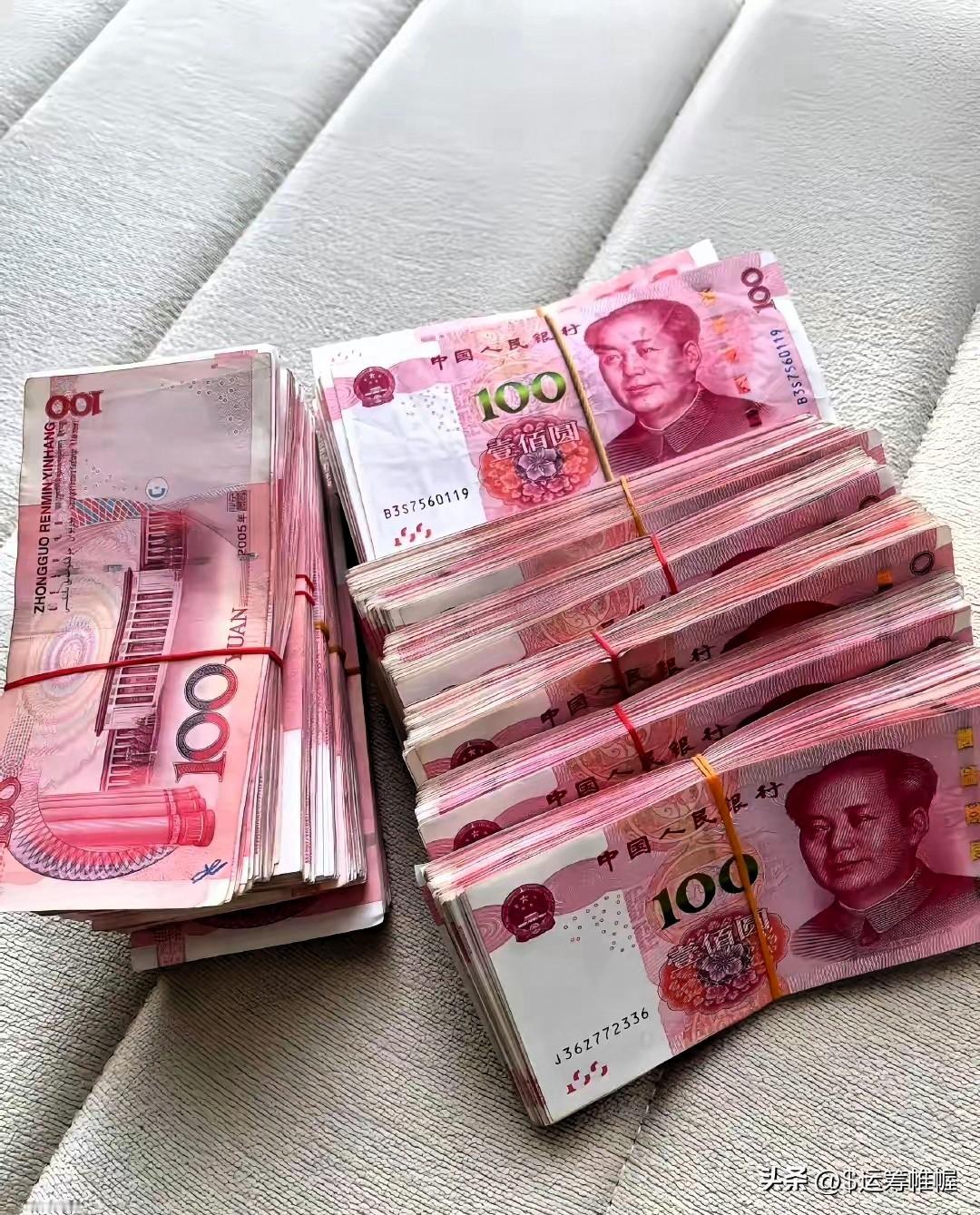 奉劝大家:千万别乱花钱！
​我有个同事，手里有120万存款，但是生活却太节俭了。