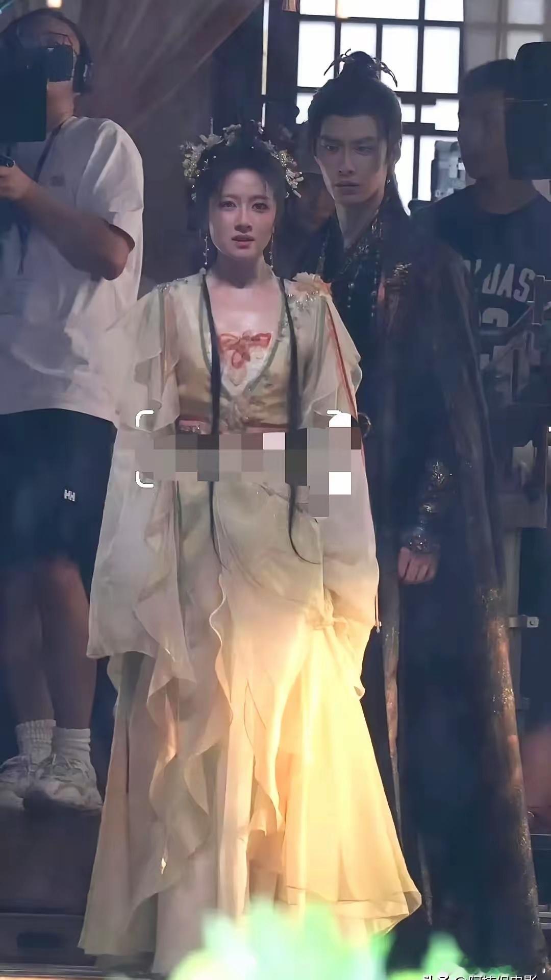 《千夜奇谭》的路透图一出来，李兰迪和何与同框的画面直接成了焦点。大家都在盯着俩人