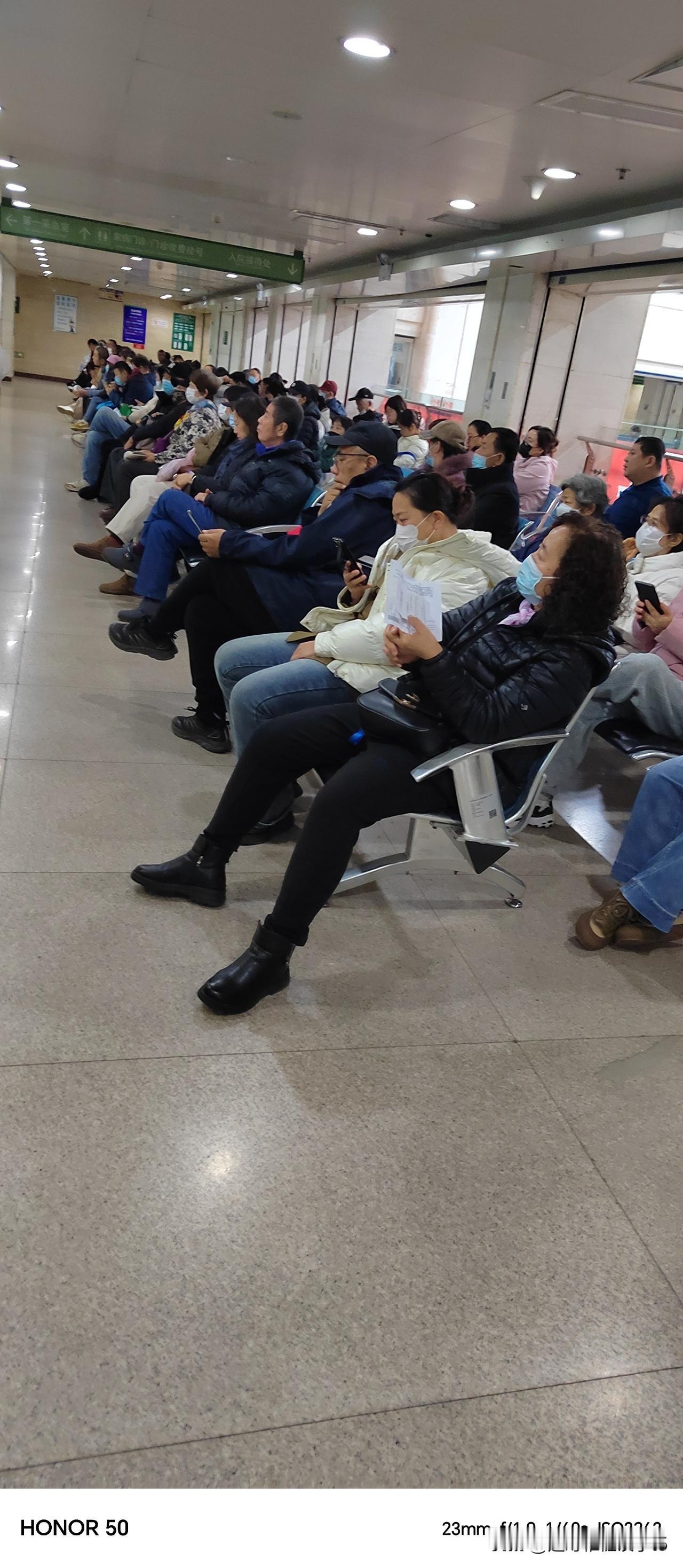 我的今日状态：等待期盼
我这里的天气：🍂微风

  这个点我已经坐在了中国医科