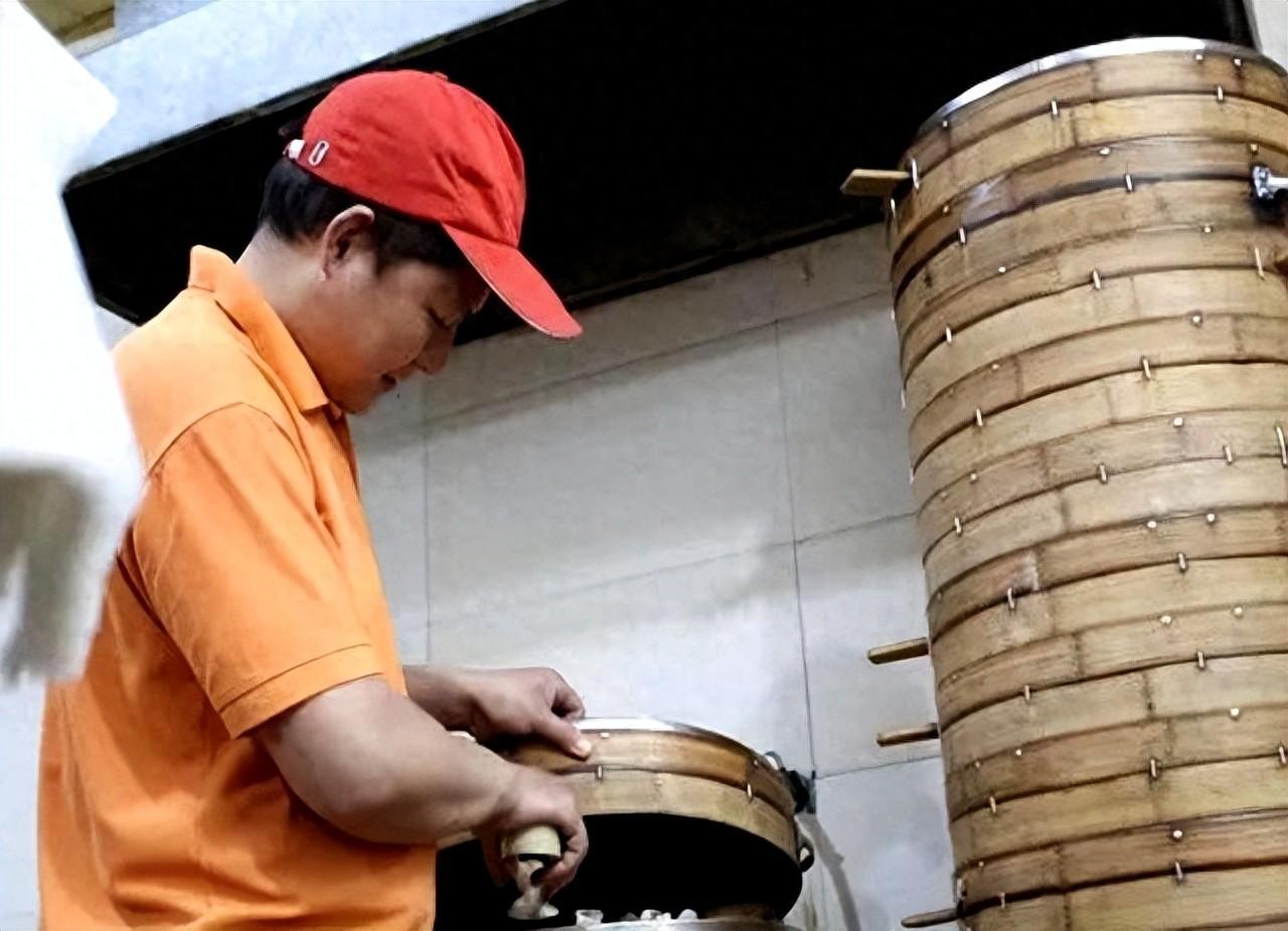 合肥1餐馆客人用完餐未付费走人，有人提醒，老板：没事，有暗号
 

在合肥一家不