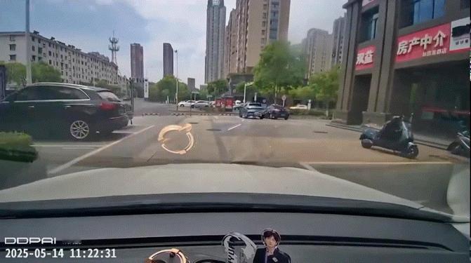 7月30日，南通。女子因为无接触事故被告了，赔偿2978.82元。“你有保险走保