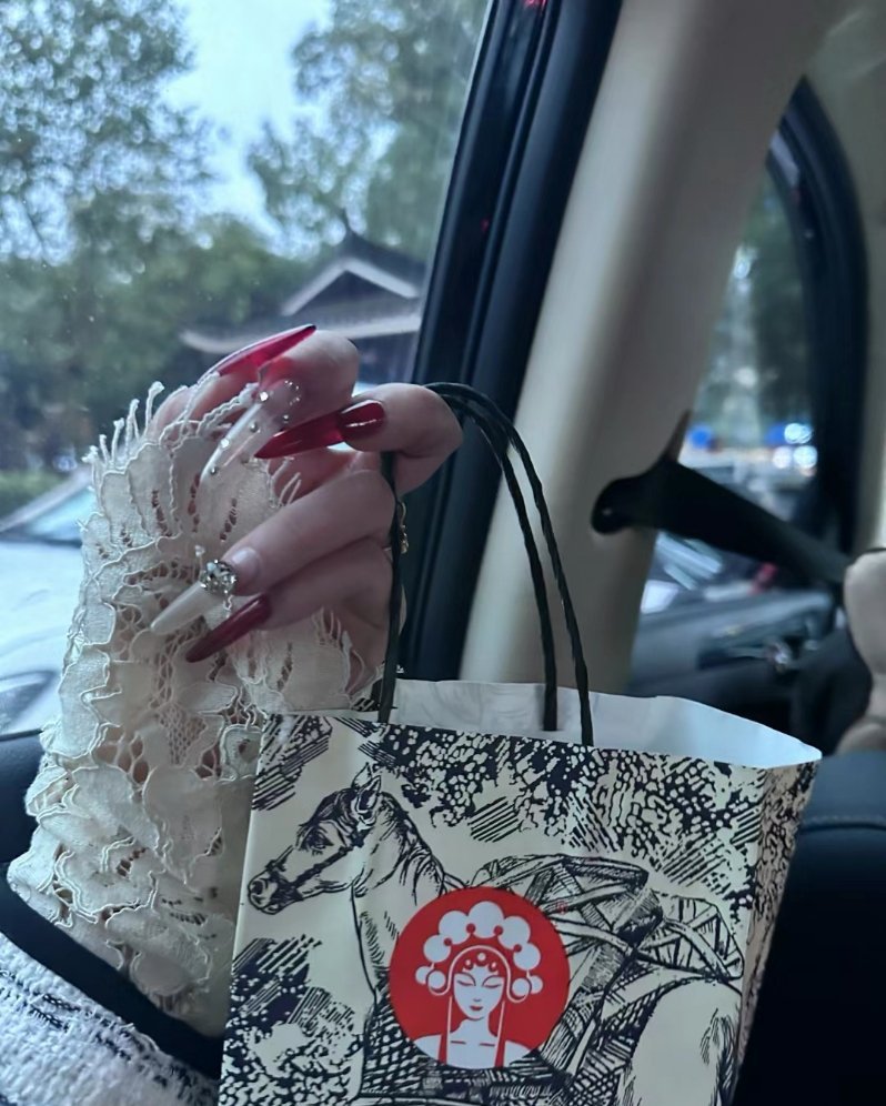 富养你的灵魂 穷养你的生活 不养你的圈子 岁月就能给予你最美的风景. ​​​