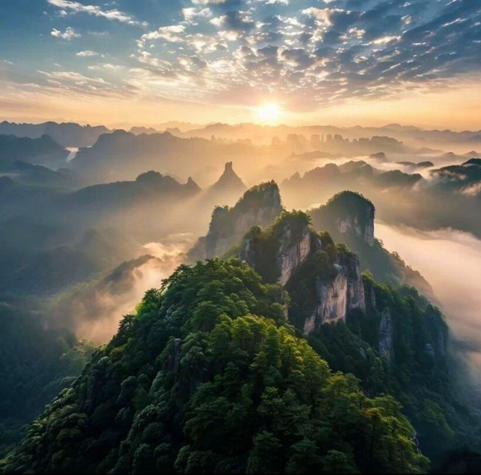 冲高回落，A股又走成了个天线宝宝，明天周四，A股究竟是会一黑到底呢？还是会否极泰