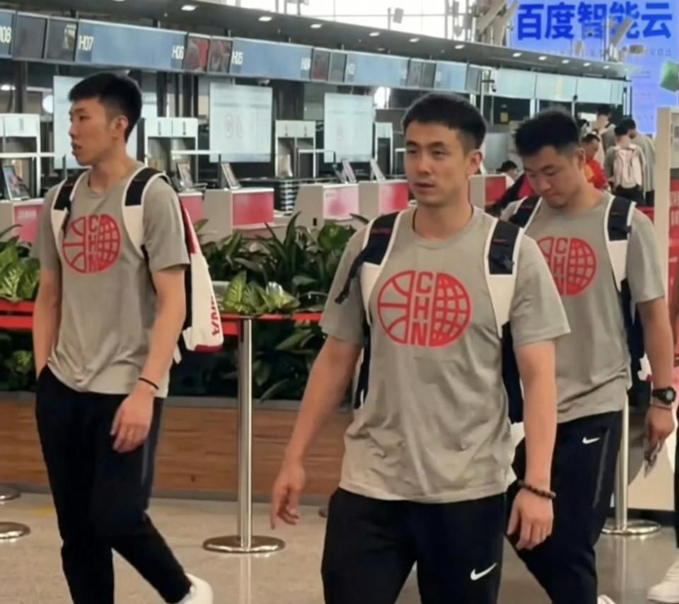 中国男篮短训营球员启程长沙，备战6月初的两场热身赛。

5月30日，中国男篮短训