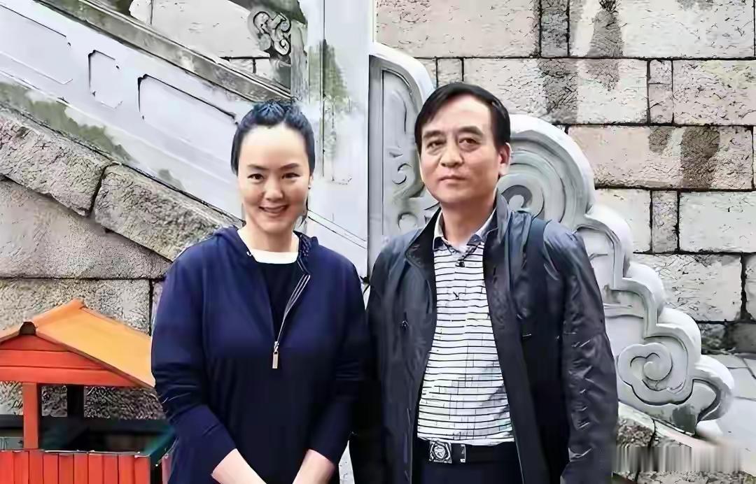 著名央视主持人孙小梅的丈夫比她小两岁，是哈佛大学毕业也是海归。姓名未公开。马筱梅