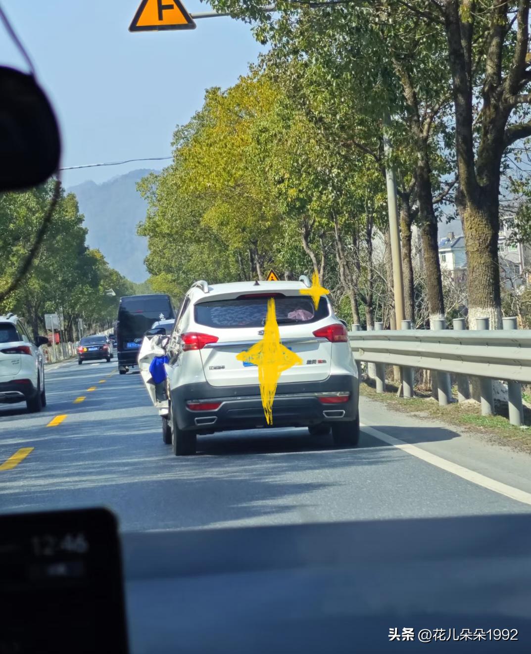 这还能开？？？
我惊呆了…这车都破成这样了还能上路
