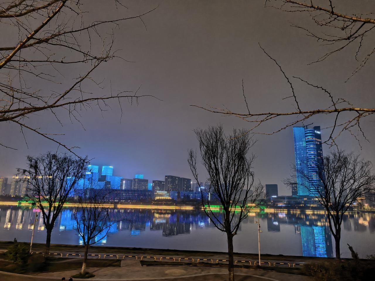 早就听说西安有个“后海”，今天终于实现了。

晚上，特意来到位于西安浐灞的后海北