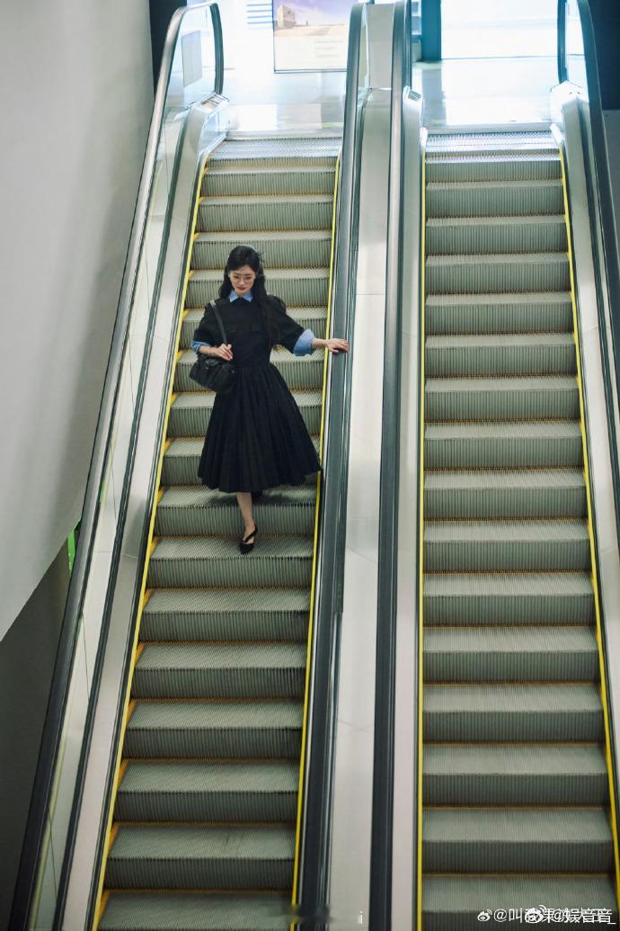 徐若晗 英语老师的即视感 被徐若晗 Prada 活动造型狠狠戳中！干净清爽的气质