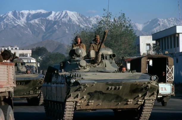 1988年，阿富汗喀布尔，苏军士兵乘坐装甲车执行巡逻任务。