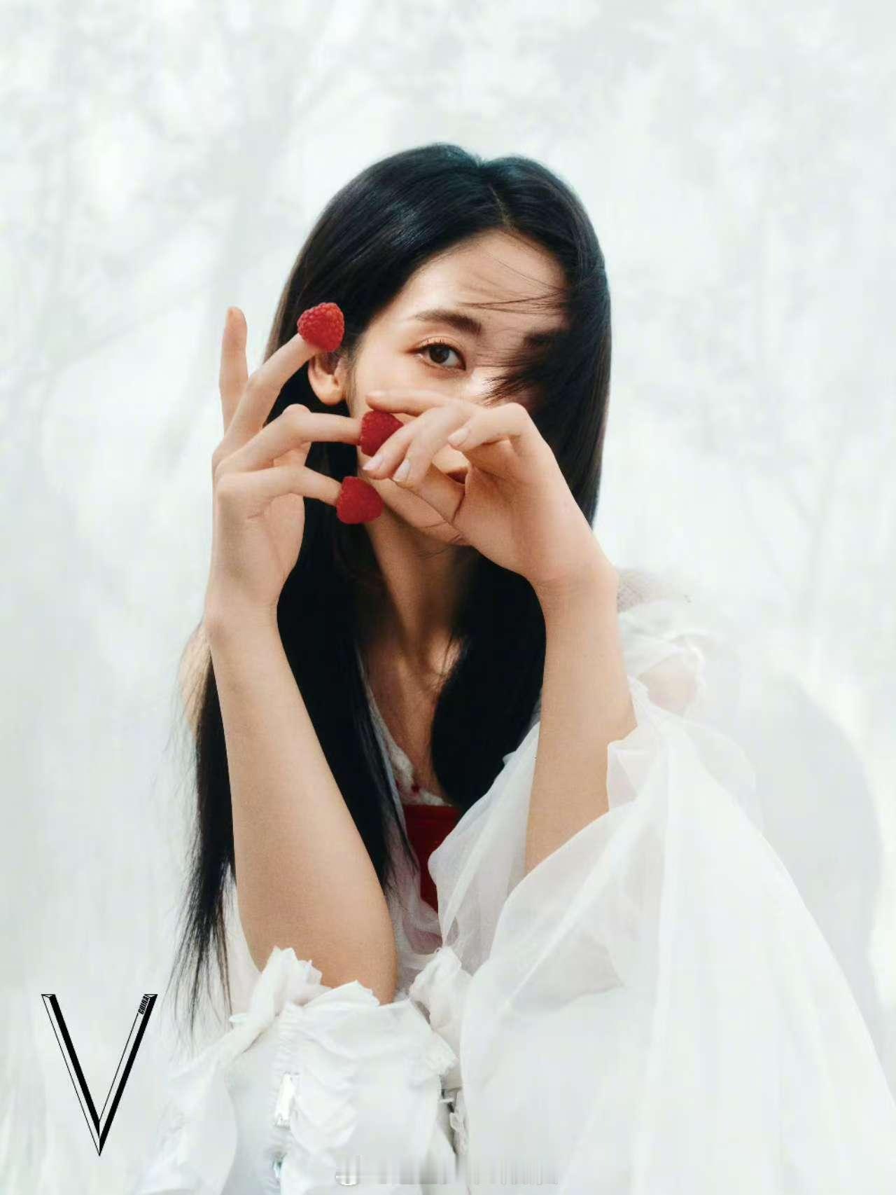 邢菲有恶女那味了 邢菲真的拿捏了恶女精髓！新杂志造型慵懒又冷艳，疏离感拉满，每一