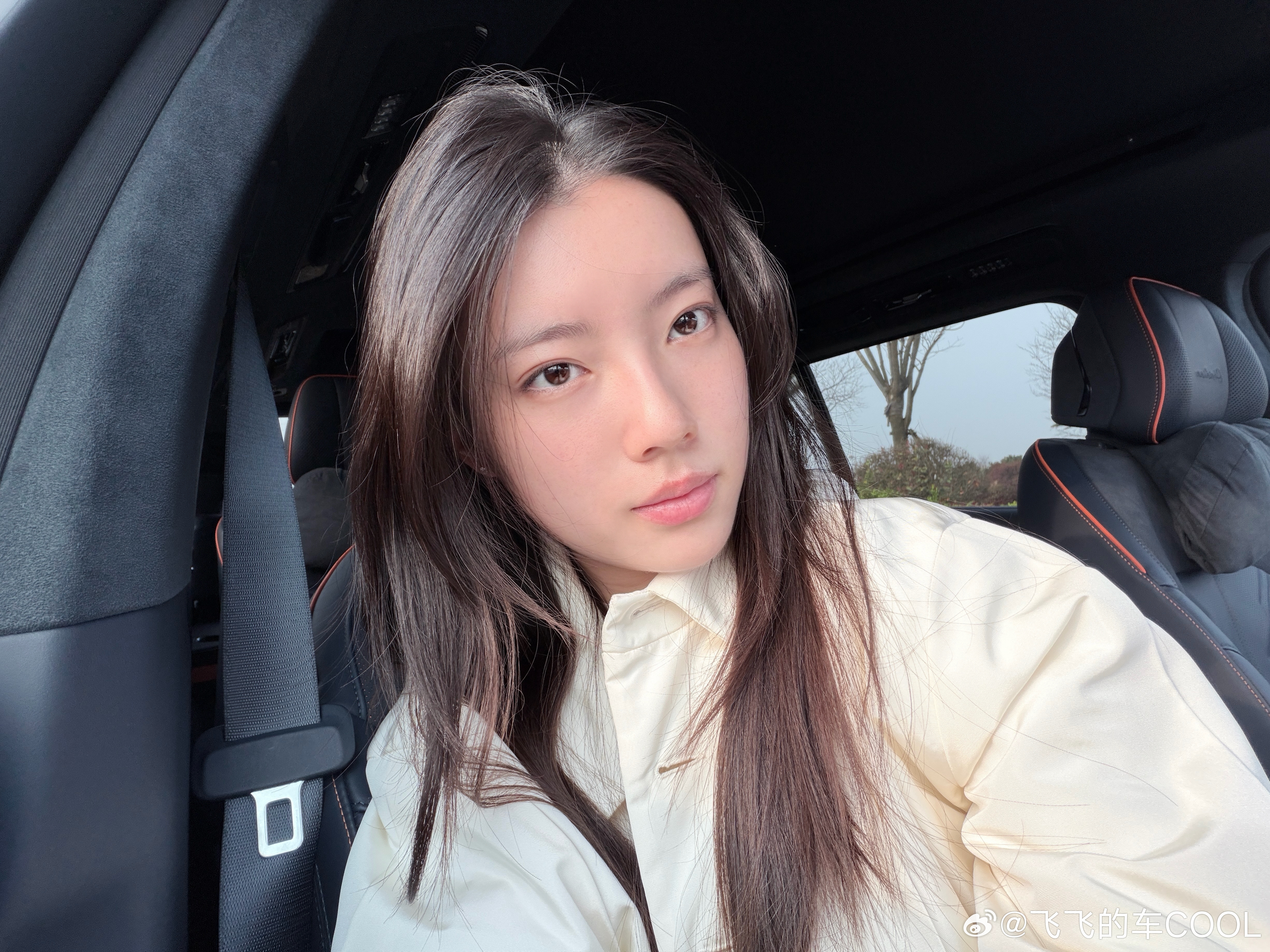 怎么办，我觉得新剪的发型在不做任何的卷发棒处理时真的挺显老的，但问题是我不会用卷