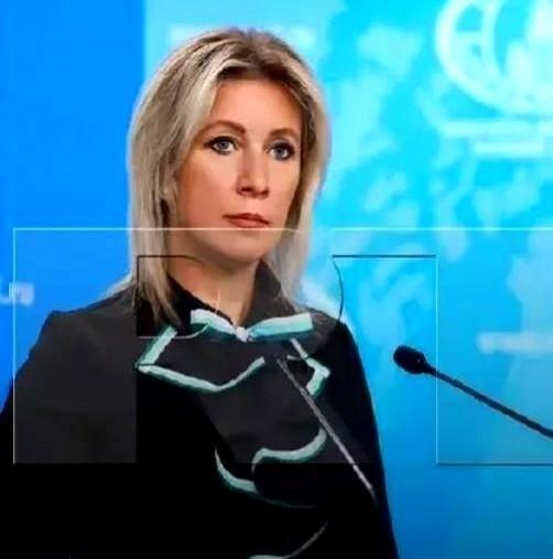 俄罗斯那个女发言人扎哈罗娃，干了件让全世界都看不懂的事。她当着所有媒体的面，公开